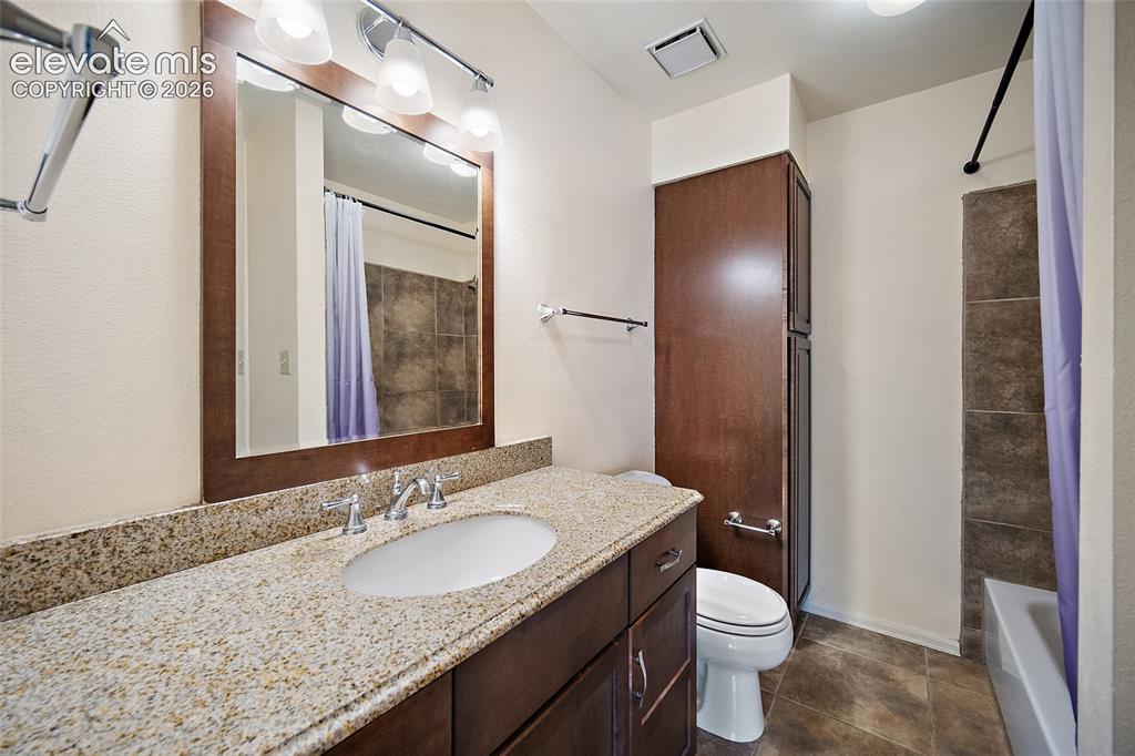 Image 30 of 32: Bathroom