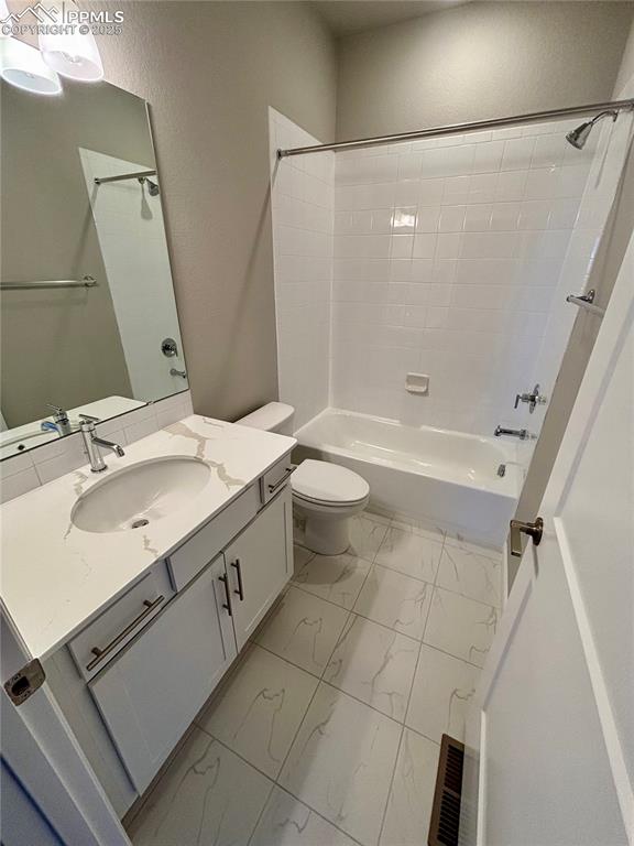 Image 18 of 21: Bathroom