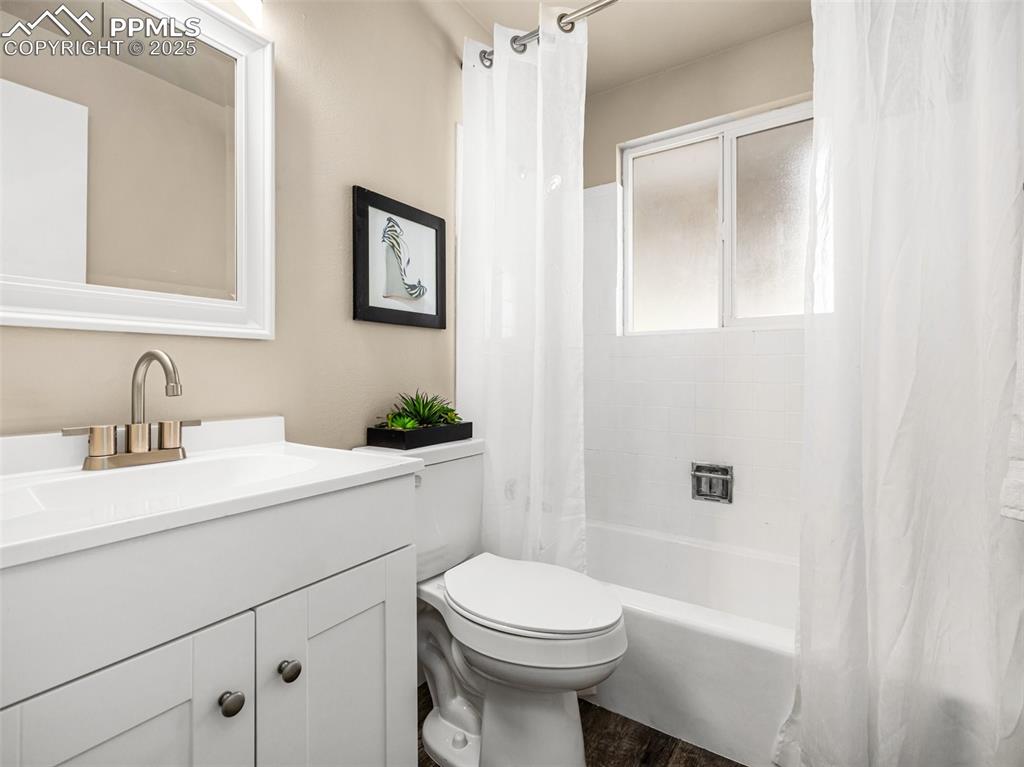 Image 10 of 23: Bathroom