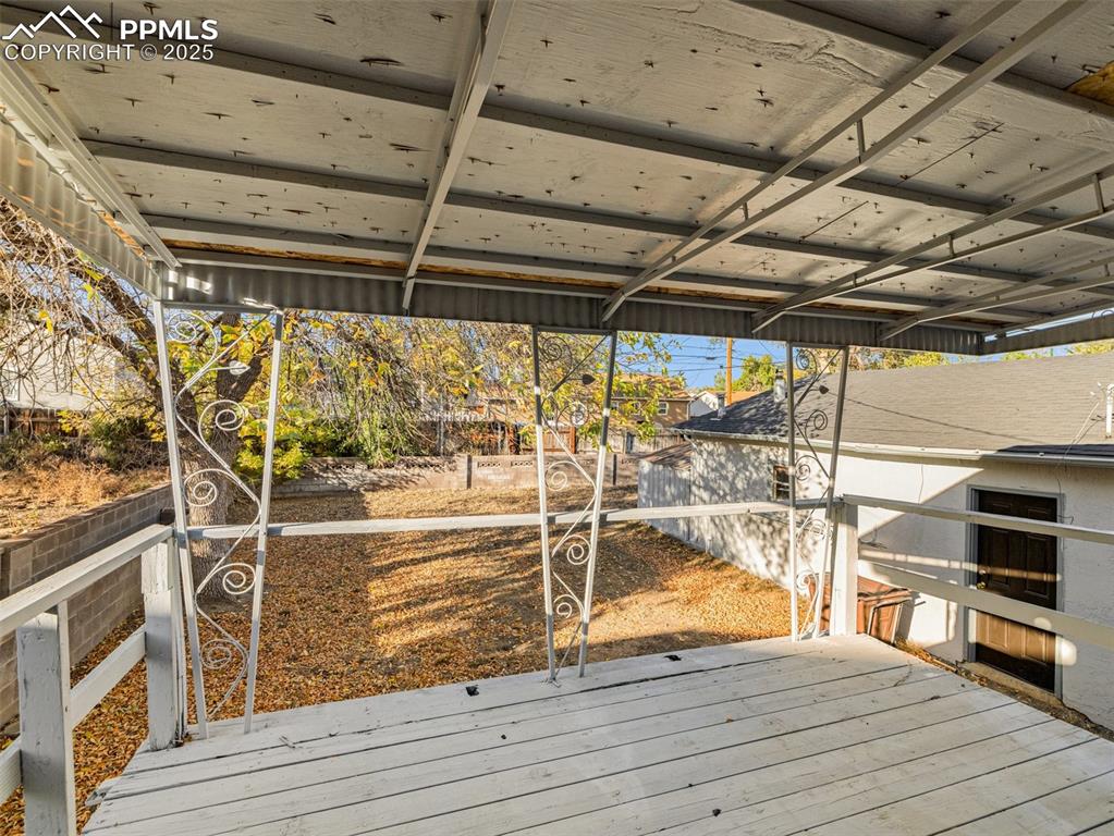 Image 17 of 23: Deck