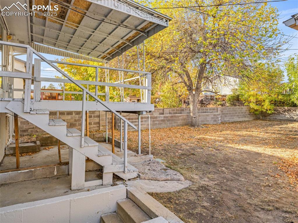 Image 18 of 23: Yard