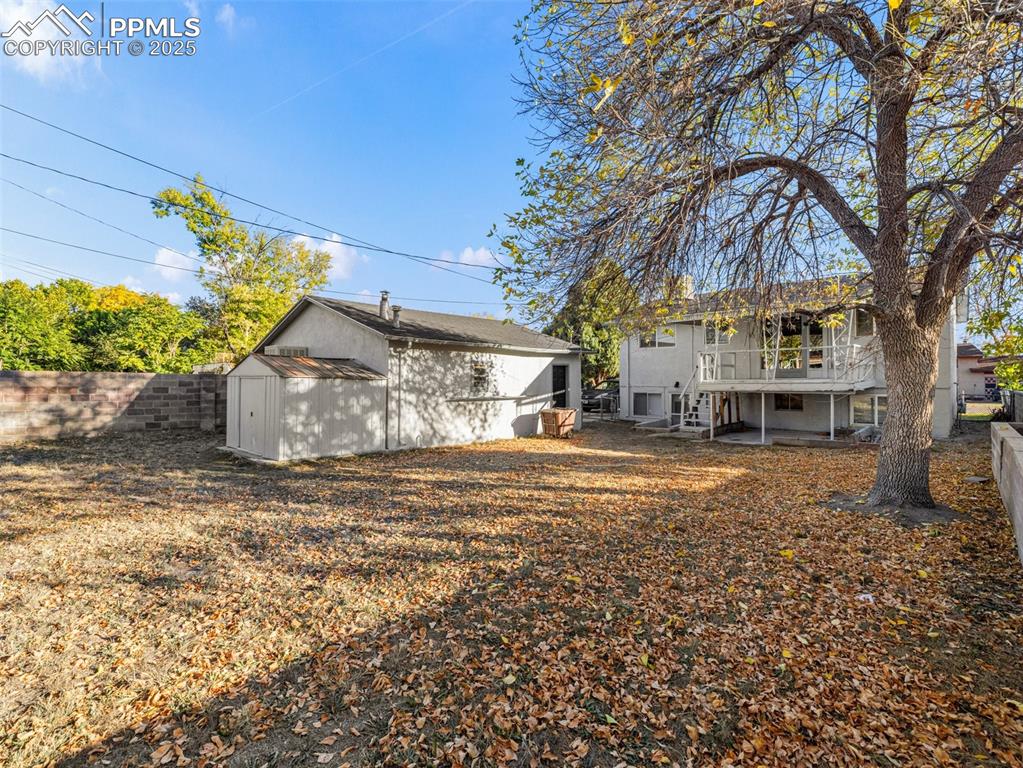 Image 20 of 23: Yard