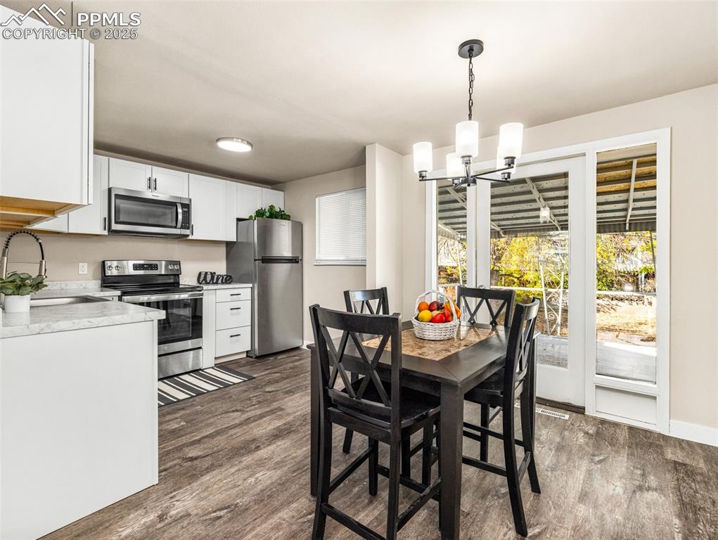 Image 4 of 23: Dining Area