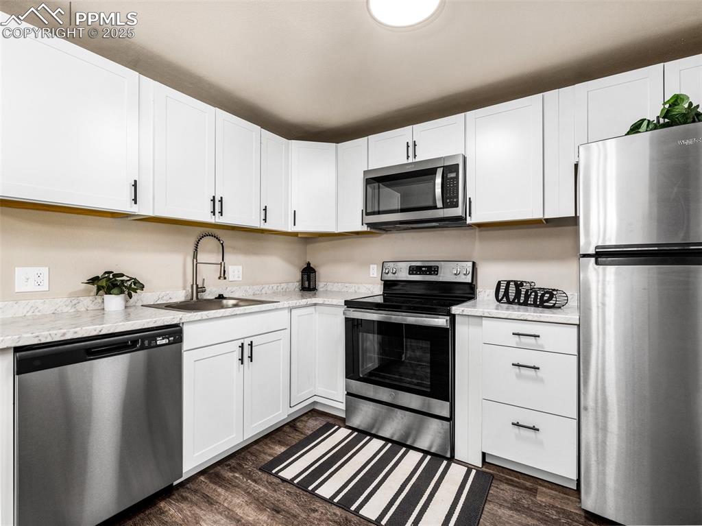 Image 6 of 23: Kitchen