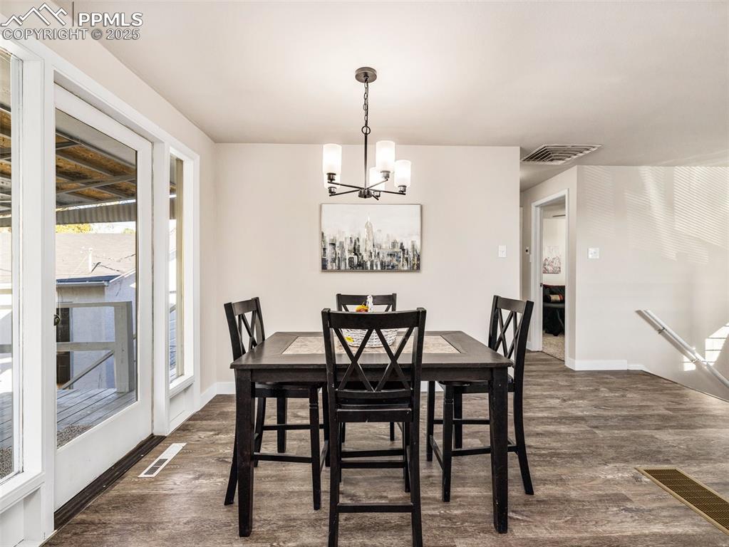 Image 7 of 23: Dining Area