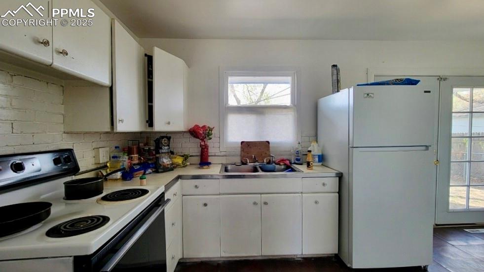 Image 11 of 18: Kitchen
