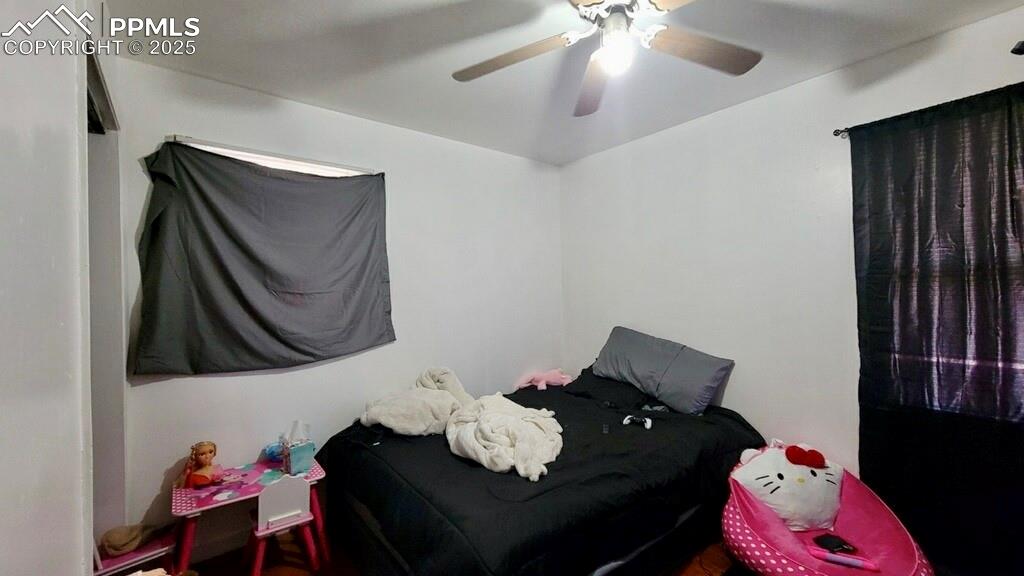 Image 13 of 18: Bedroom