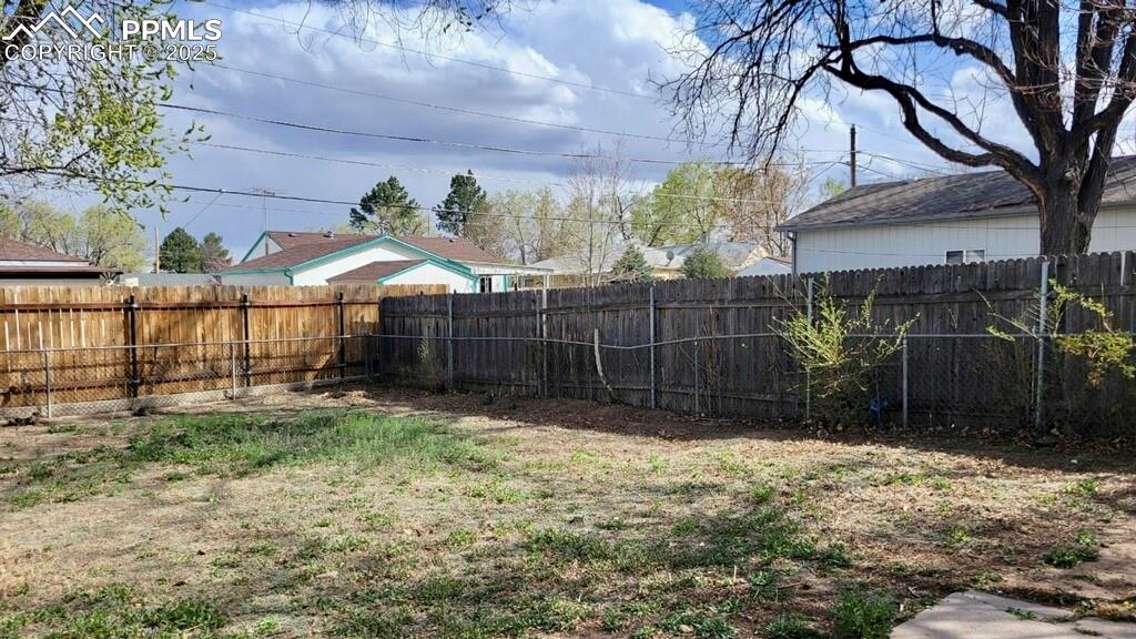 Image 2 of 18: Yard