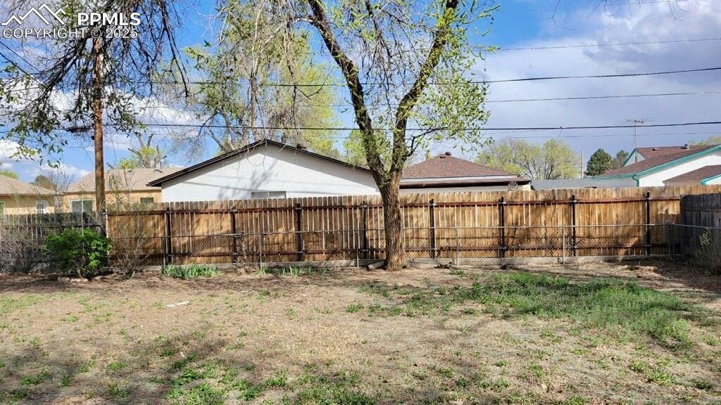 Image 6 of 18: Yard