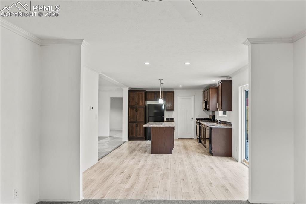 Image 17 of 35: Kitchen