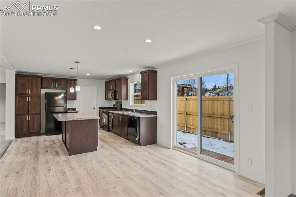 Image 18 of 35: Kitchen