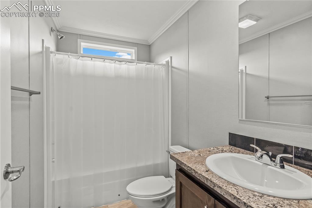 Image 23 of 35: Bathroom