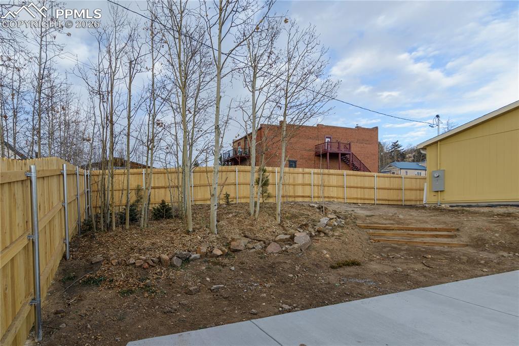 Image 26 of 35: Yard