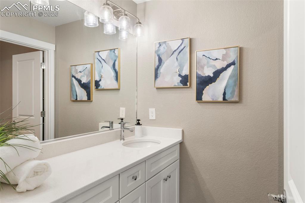 Image 26 of 33: Full bath for bedrooms 2&3 