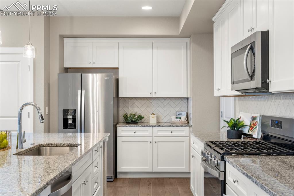 Image 6 of 33: Kitchen