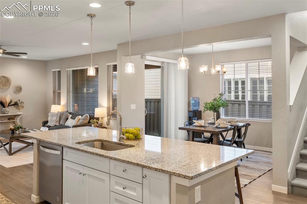 Image 7 of 33: Kitchen