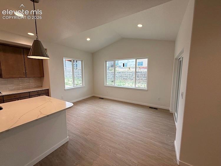 Image 11 of 50: Dining Area