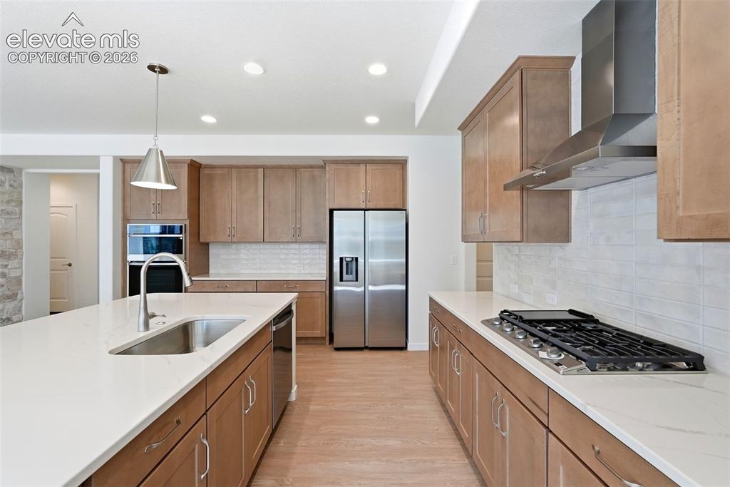 Image 8 of 50: Kitchen