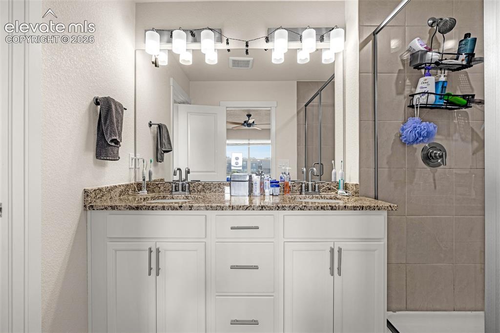 Image 20 of 43: Double vanity