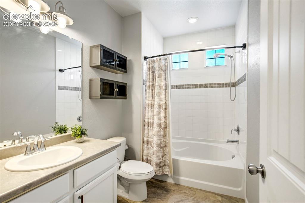 Image 26 of 46: Bathroom