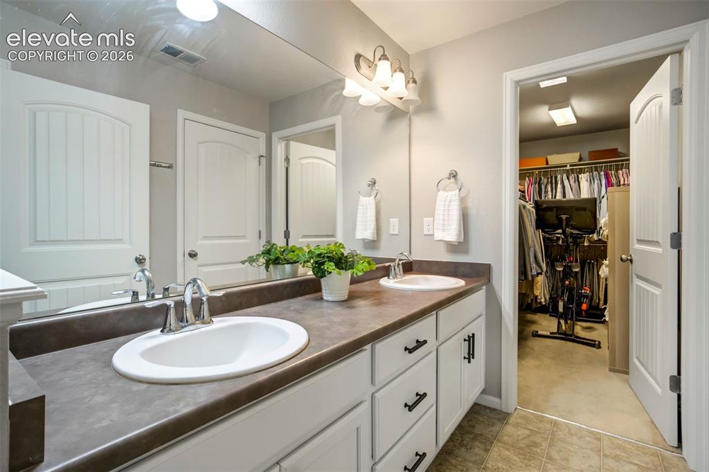 Image 37 of 46: Dual sinks!