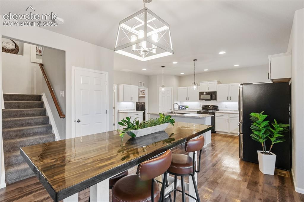 Image 10 of 40: Dining Area