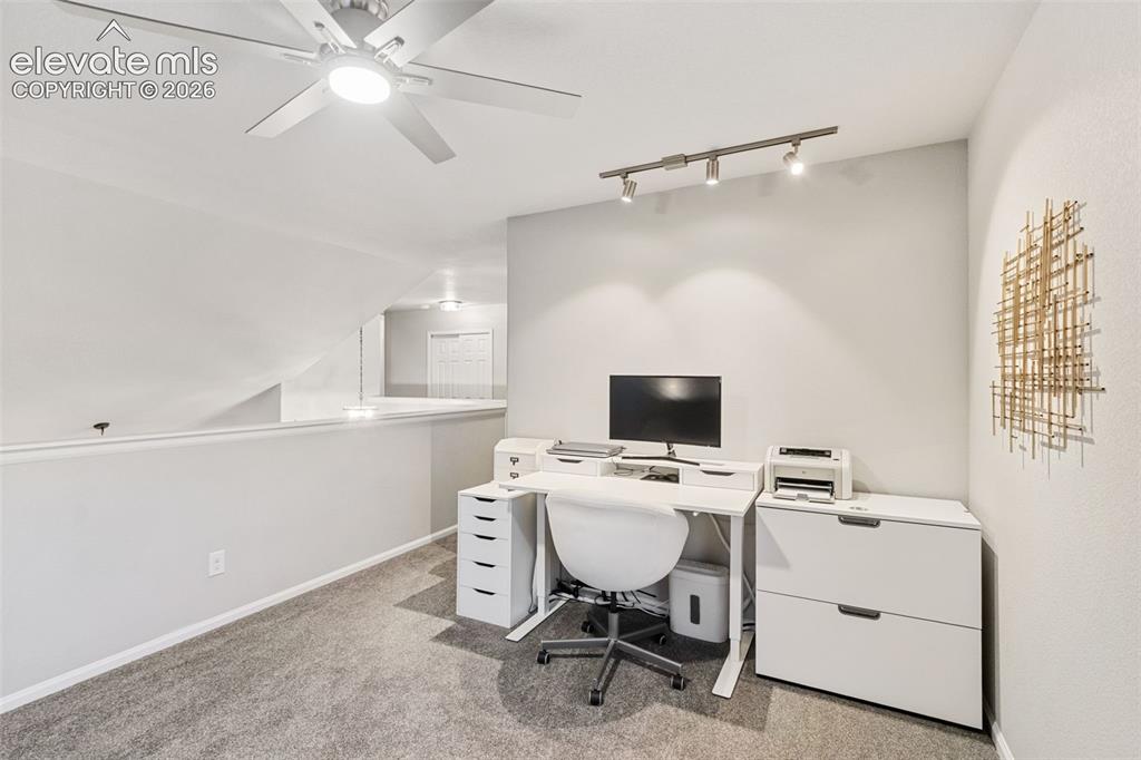 Image 18 of 40: Office