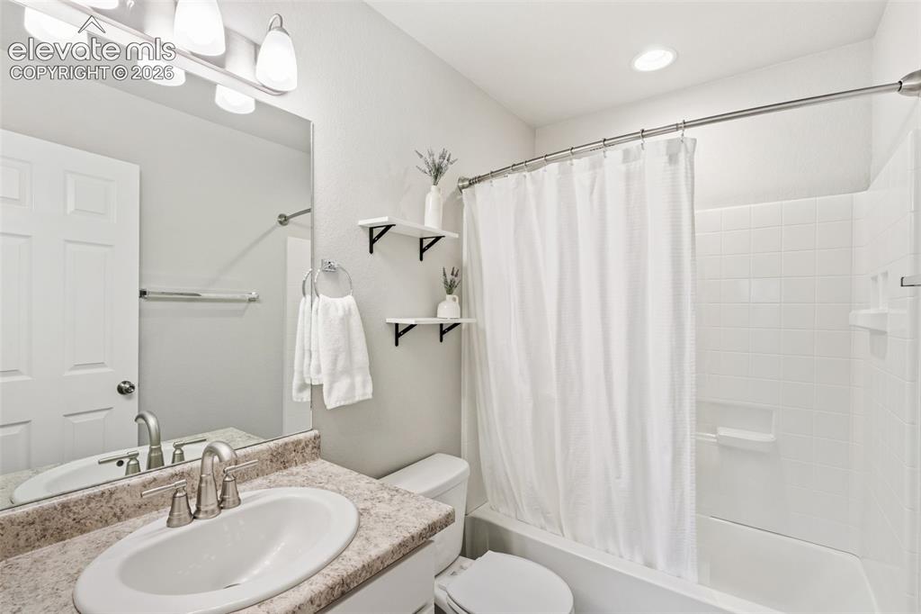 Image 30 of 40: Bathroom