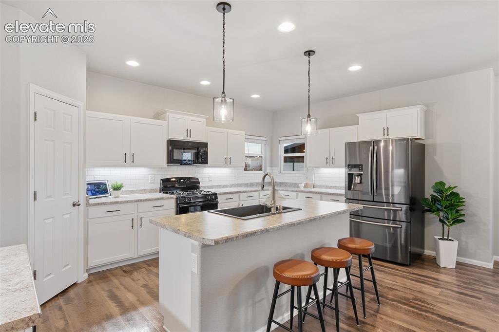 Image 5 of 40: Kitchen
