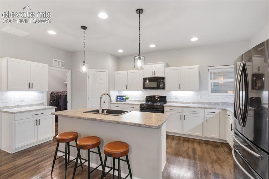 Image 7 of 40: Kitchen