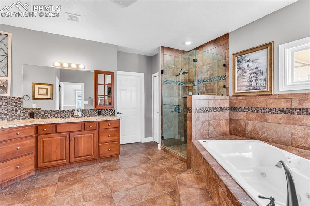 Image 15 of 50: Bathroom