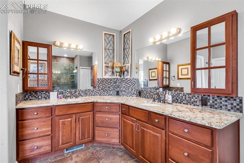 Image 16 of 50: Bathroom