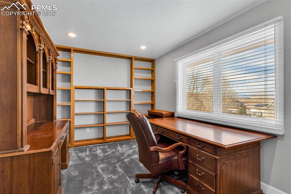 Image 20 of 50: Office