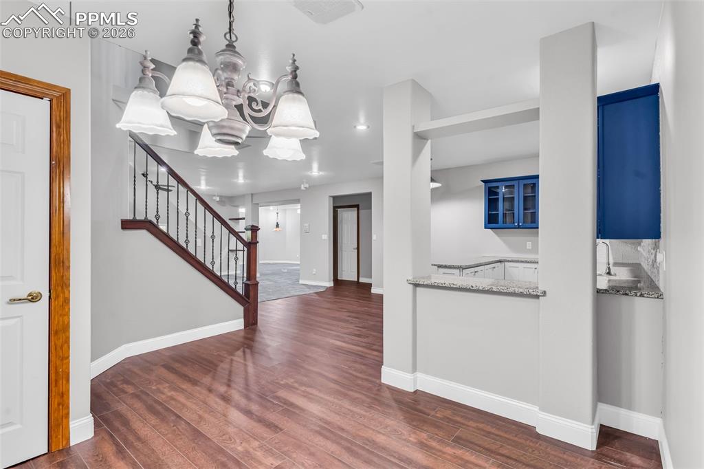 Image 25 of 50: Dining Area