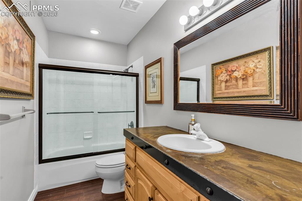 Image 33 of 50: Bathroom