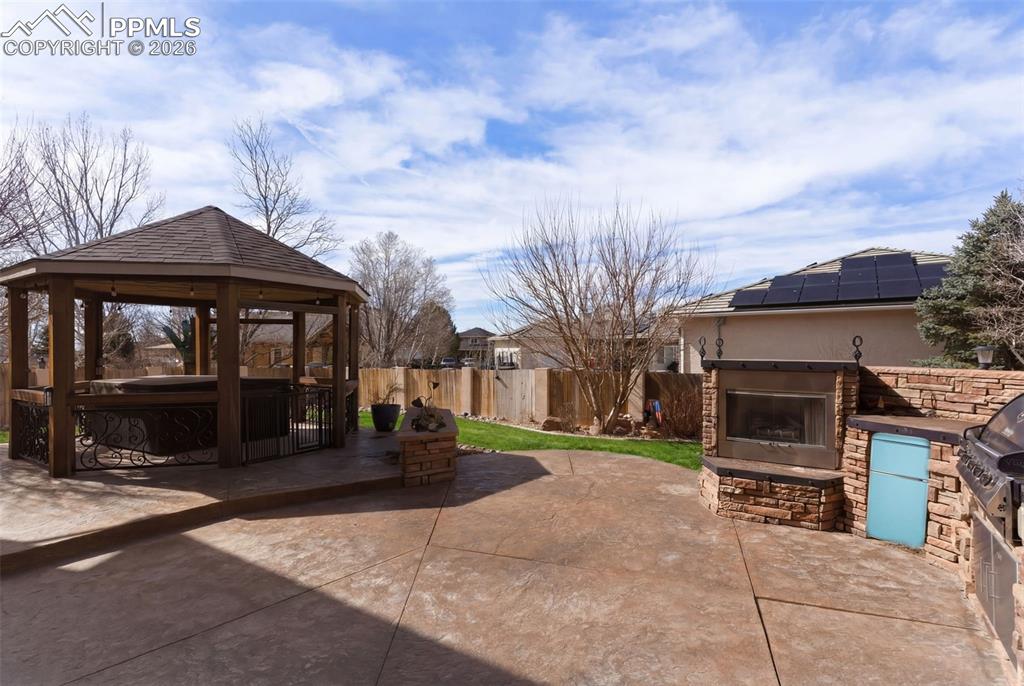 Image 38 of 50: Patio