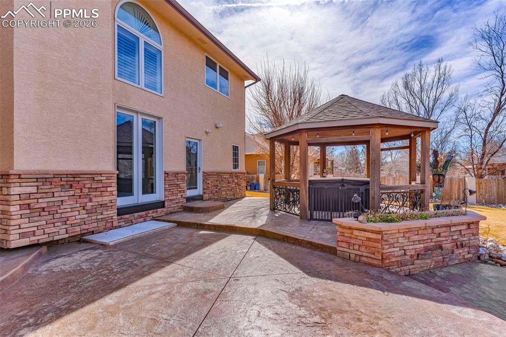 Image 39 of 50: Patio