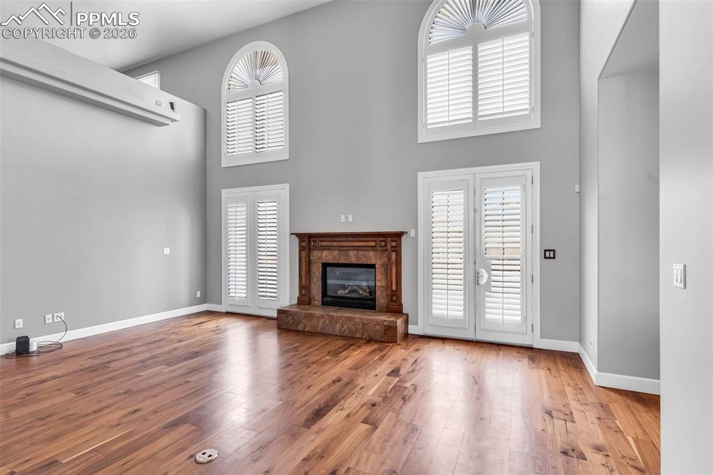 Image 4 of 50: Living Room