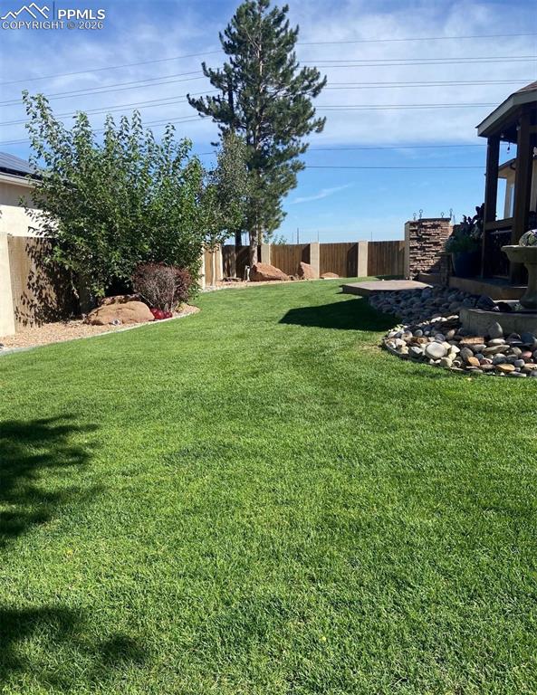 Image 47 of 50: Yard