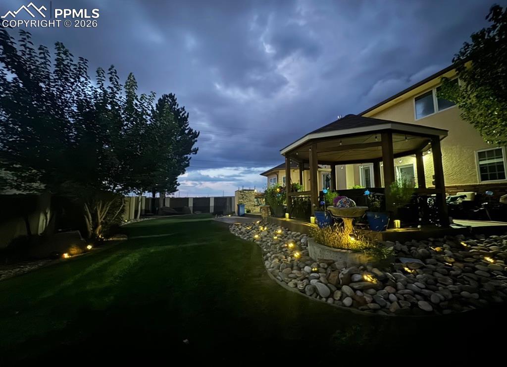 Image 49 of 50: Yard