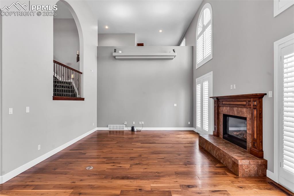 Image 5 of 50: Living Room