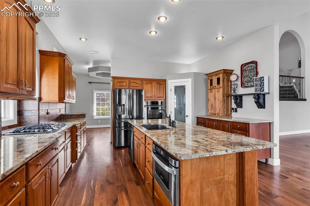 Image 7 of 50: Kitchen