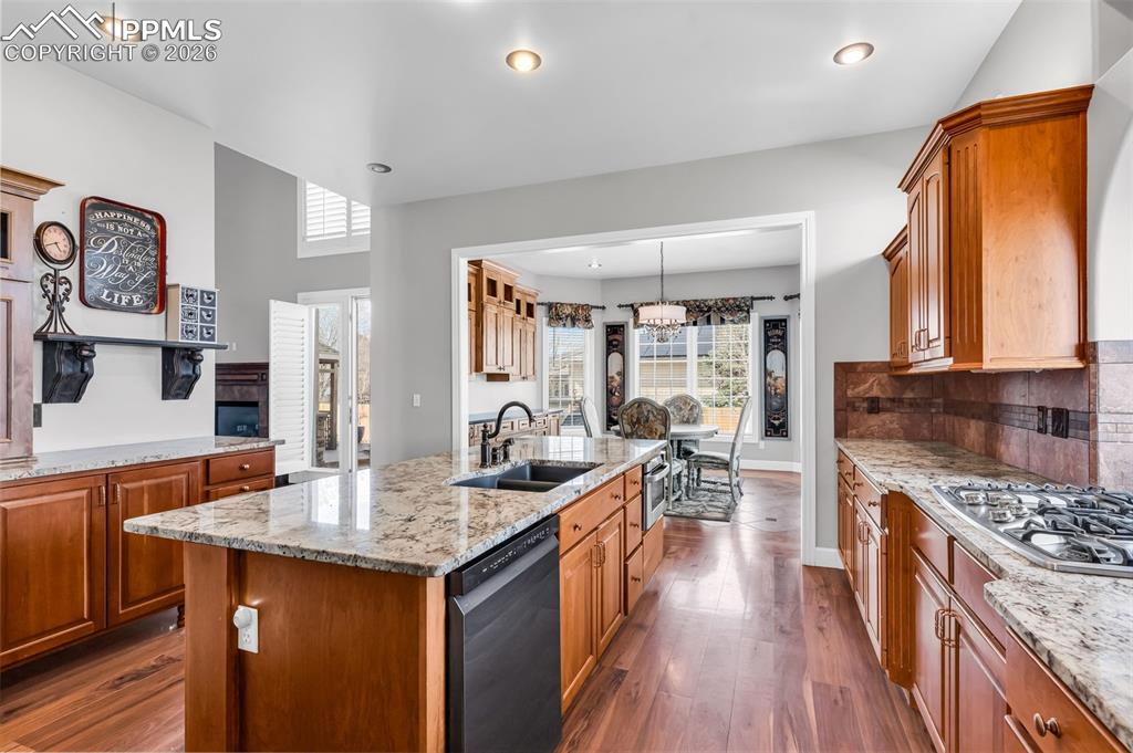 Image 8 of 50: Kitchen