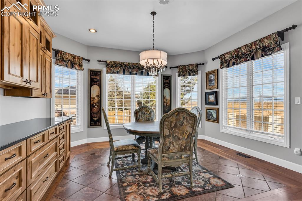 Image 9 of 50: Dining Area