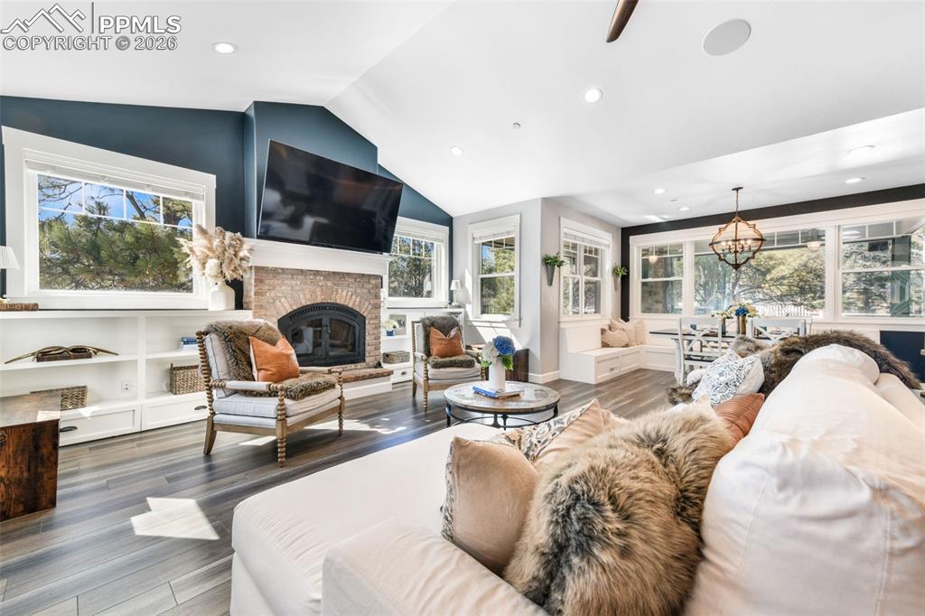 Image 11 of 50: Living Room