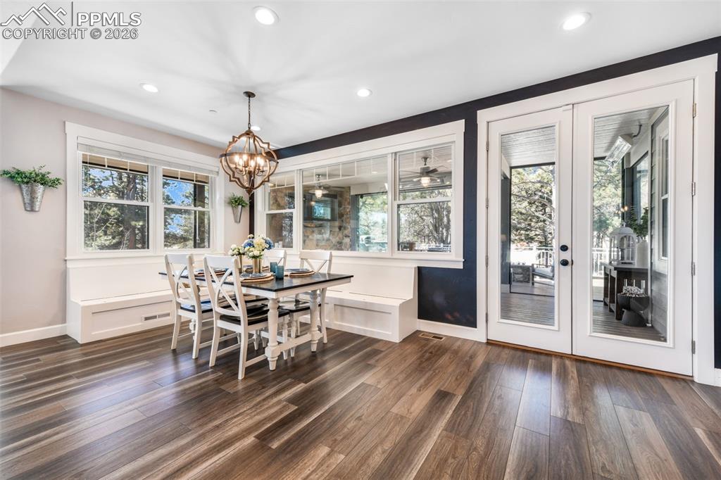 Image 14 of 50: Dining Area