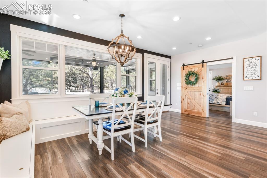 Image 15 of 50: Dining Area