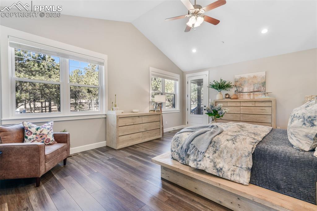 Image 17 of 50: Bedroom