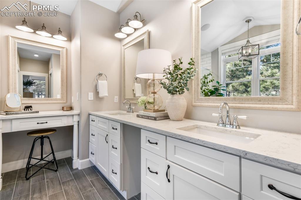 Image 18 of 50: Bathroom