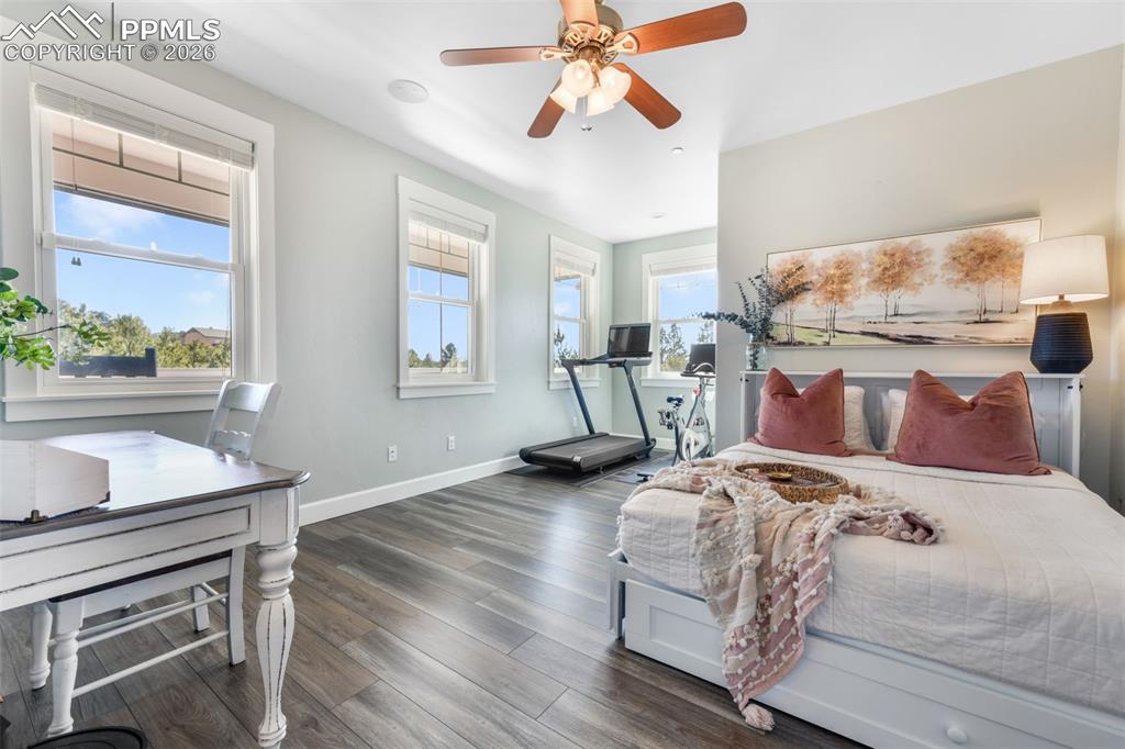 Image 21 of 50: Bedroom